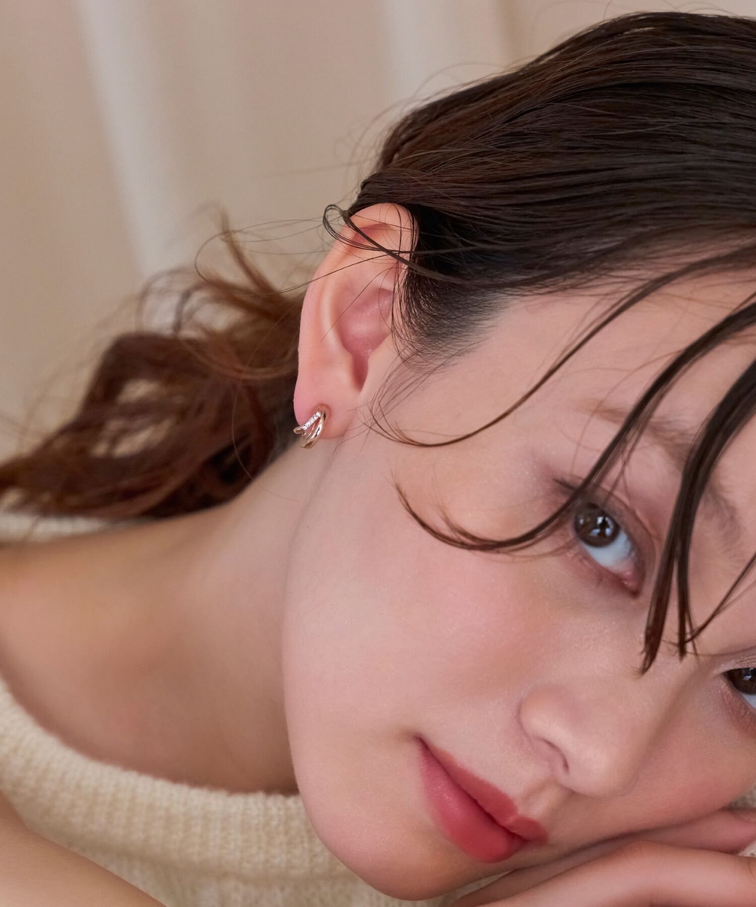 Phoebe「【金属アレルギー対応/痛くないシリーズ】シャインループフィットイヤリング　シャンパンゴールド」|イヤリング|