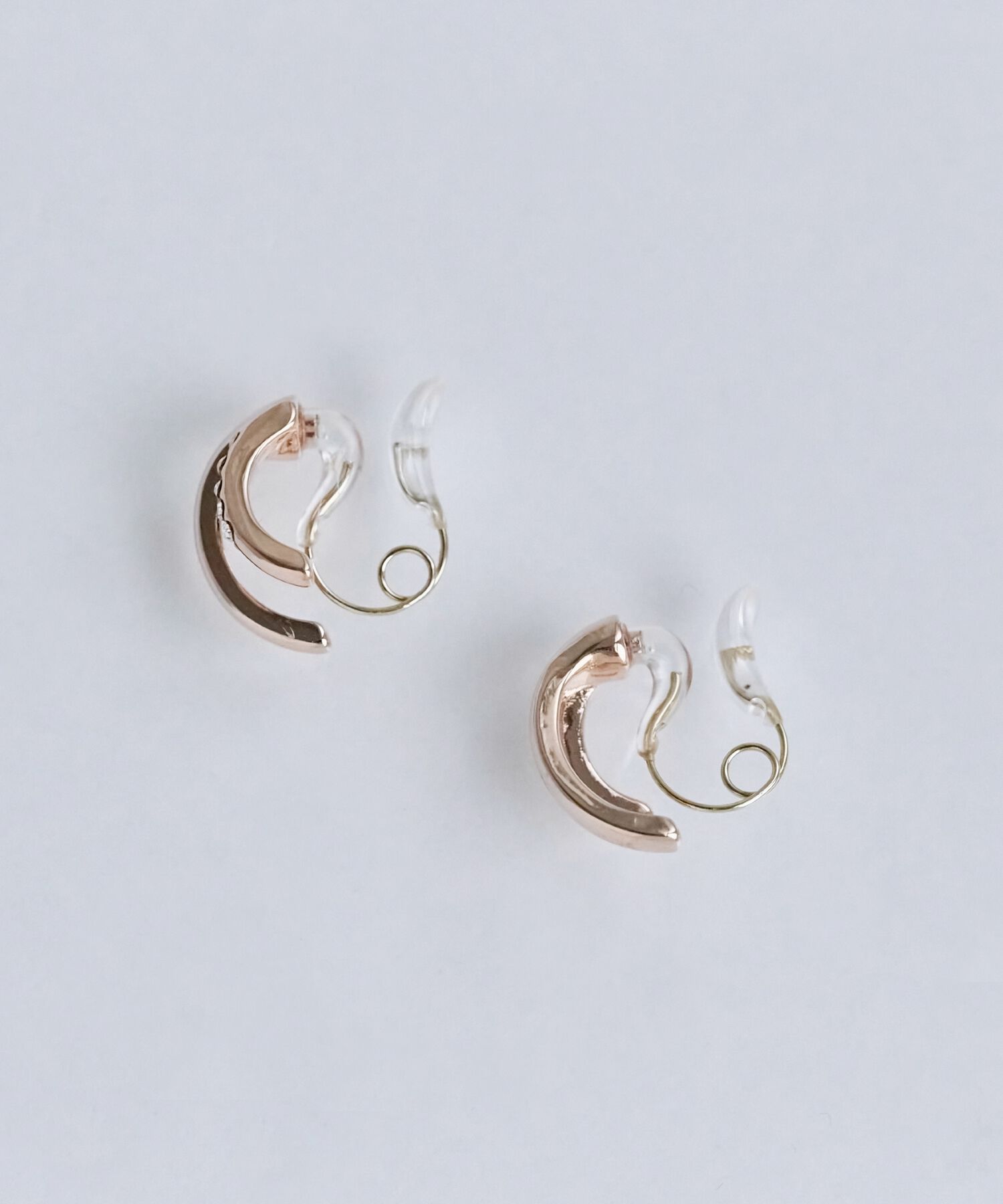 Phoebe「【金属アレルギー対応/痛くないシリーズ】シャインループフィットイヤリング　シャンパンゴールド」|イヤリング|