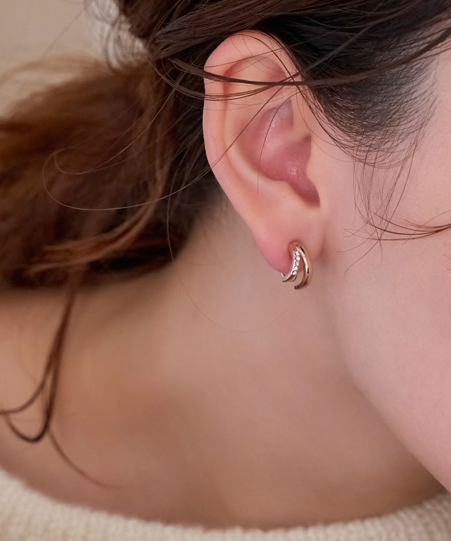Phoebe「【金属アレルギー対応/痛くないシリーズ】シャインループフィットイヤリング　シャンパンゴールド」|イヤリング|