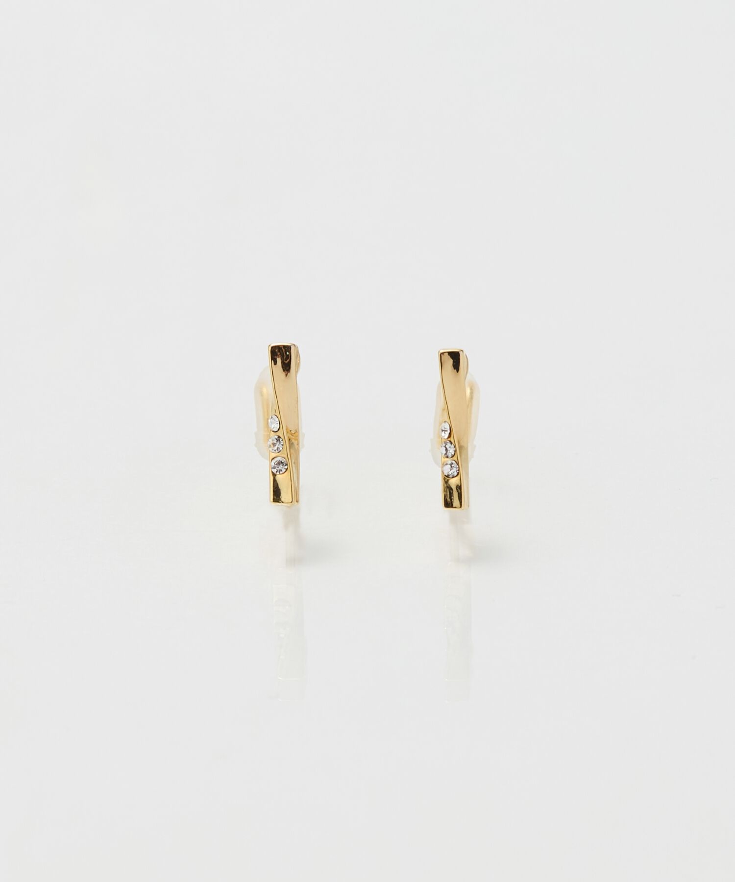 Phoebe「【痛くないシリーズ】ツイストバービジューライトフィットイヤリング　ゴールド」|イヤリング|