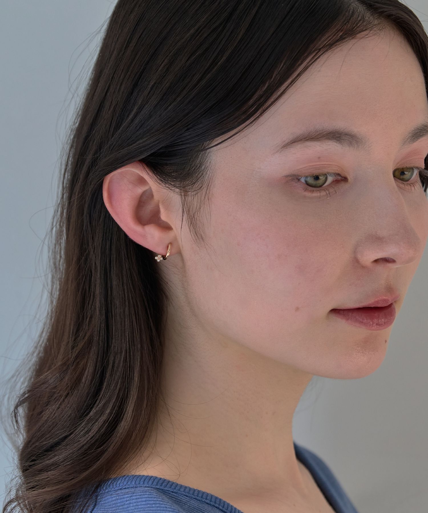 Phoebe「【痛くないシリーズ】フラワービジューライトフィットイヤリング　シャンパンゴールド」|イヤリング|