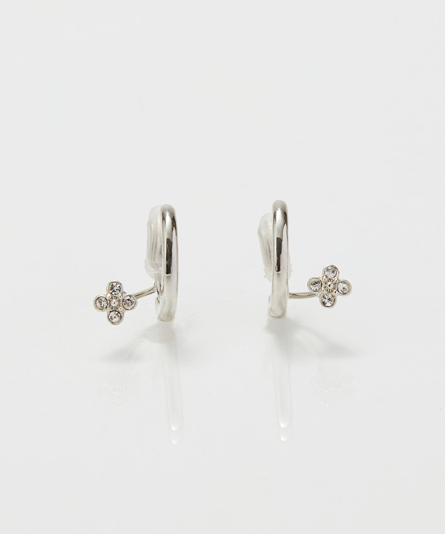 Phoebe「【痛くないシリーズ】フラワービジューライトフィットイヤリング　シルバー」|イヤリング|