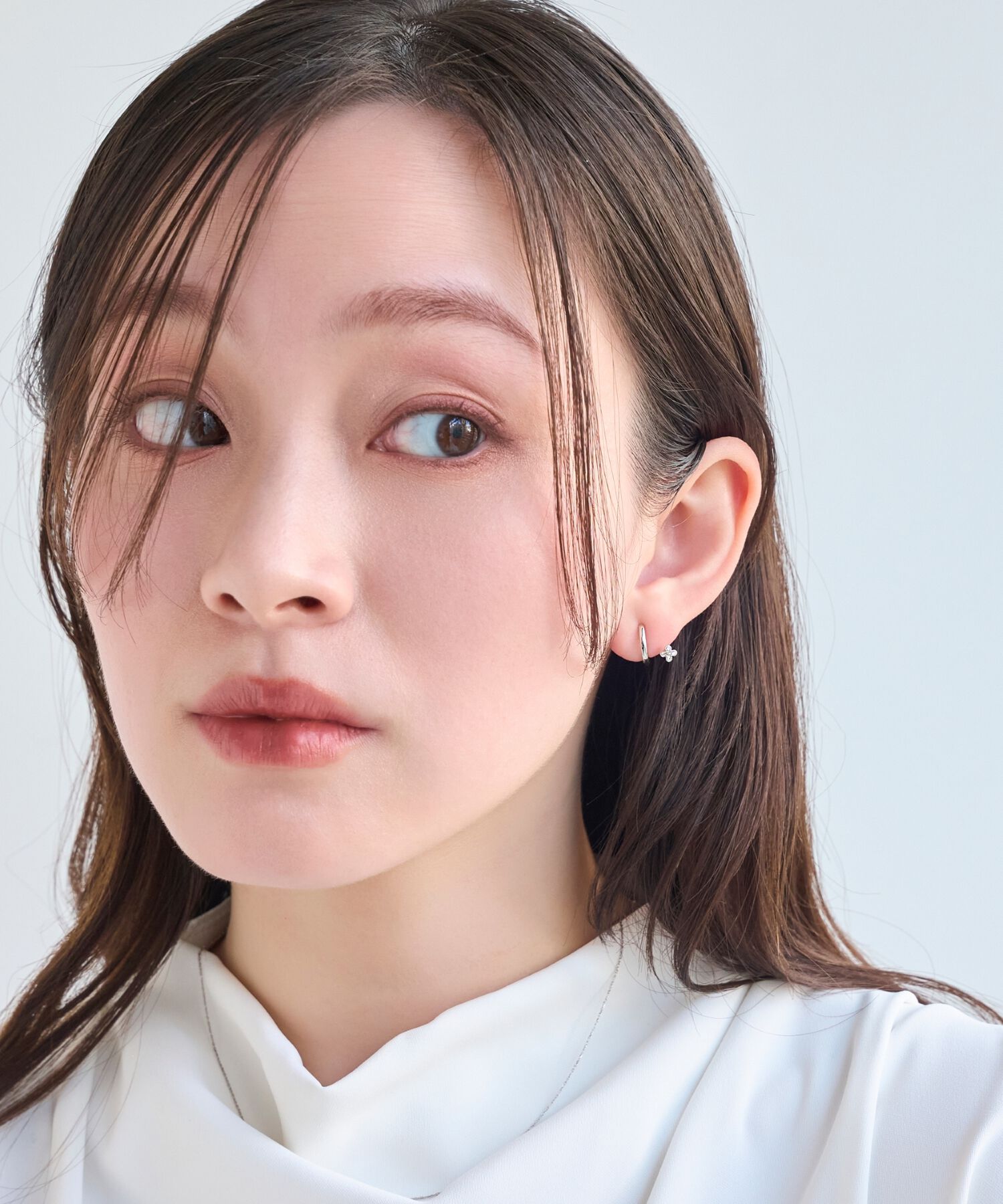 Phoebe「【痛くないシリーズ】フラワービジューライトフィットイヤリング　シルバー」|イヤリング|