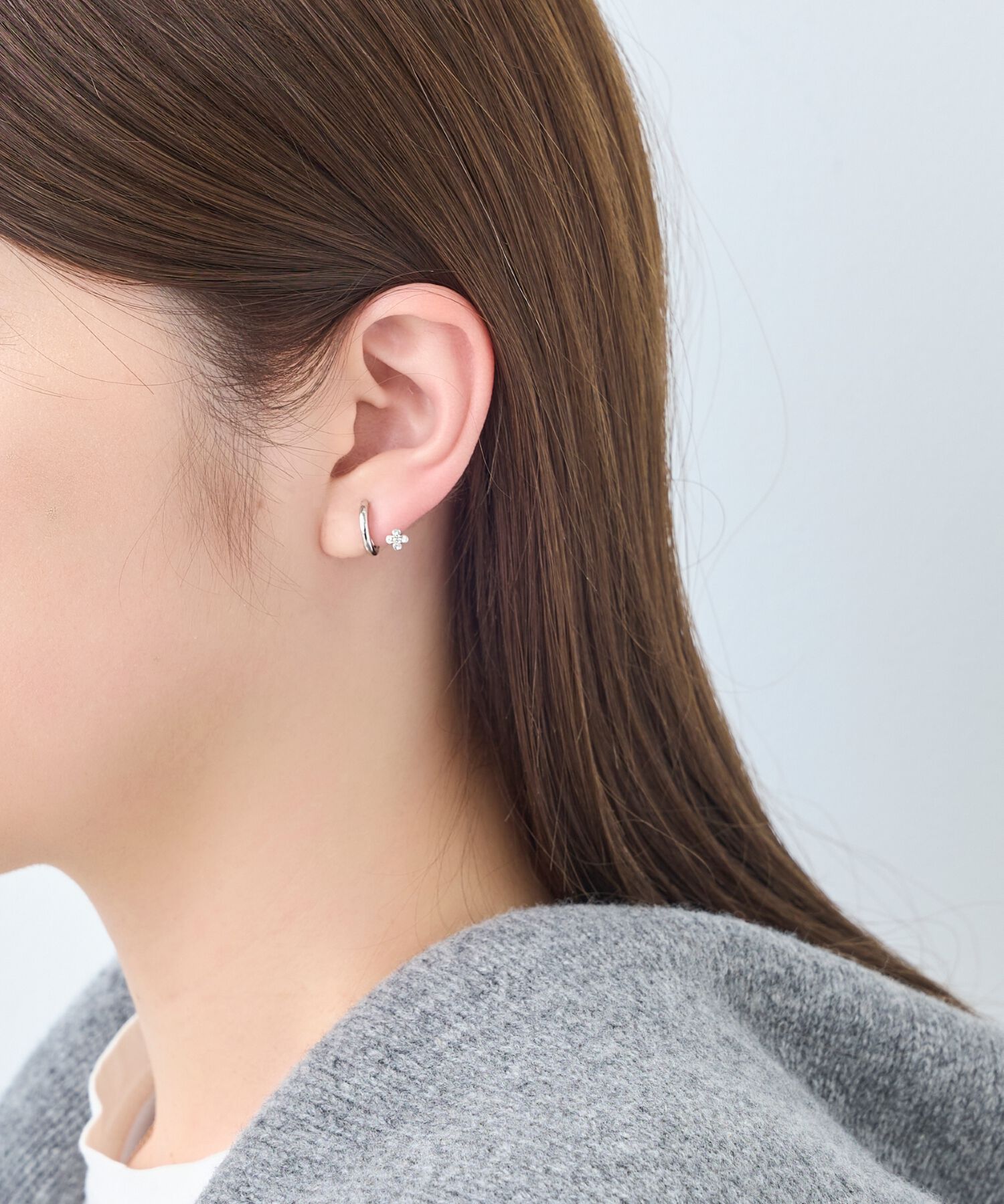 Phoebe「【痛くないシリーズ】フラワービジューライトフィットイヤリング　シルバー」|イヤリング|