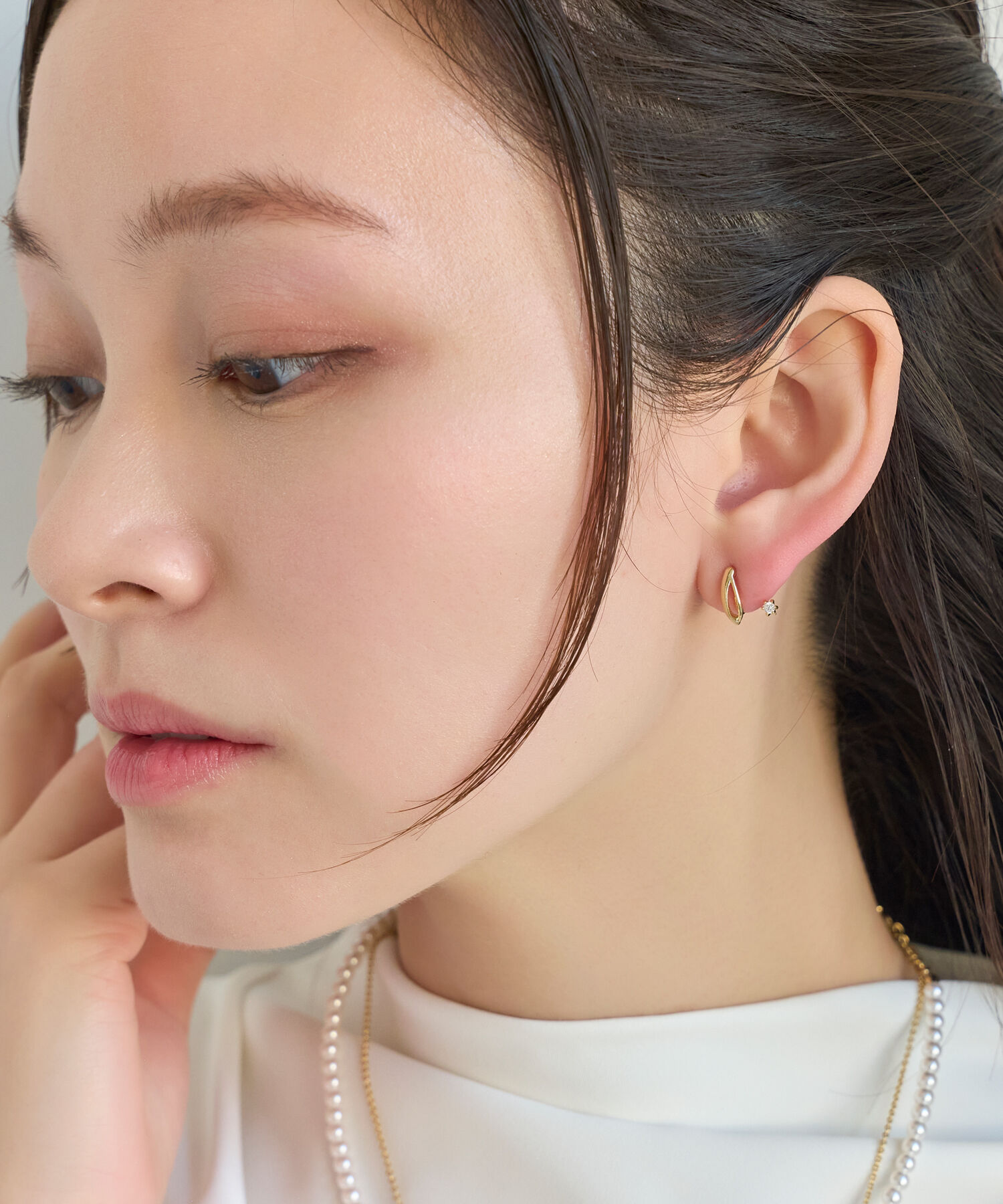 Phoebe「【痛くないシリーズ】リーフビジューフロートライトフィットイヤリング　ゴールド」|イヤリング|