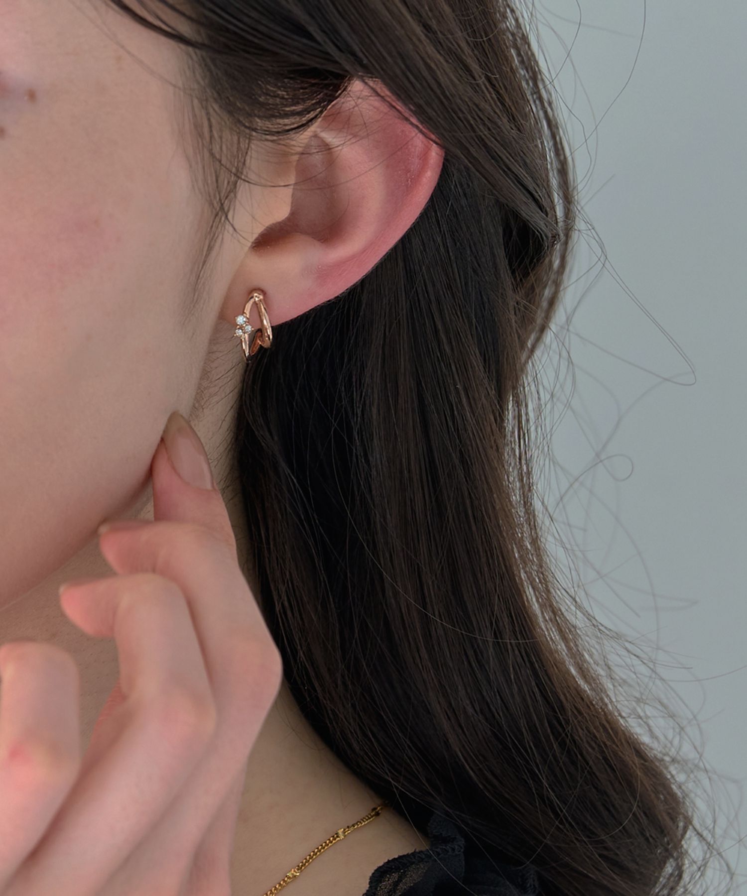 Phoebe「【痛くないシリーズ/アレルギー対応】シャイニーダブルフープライトフィットイヤリング　シャンパン」|イヤリング|