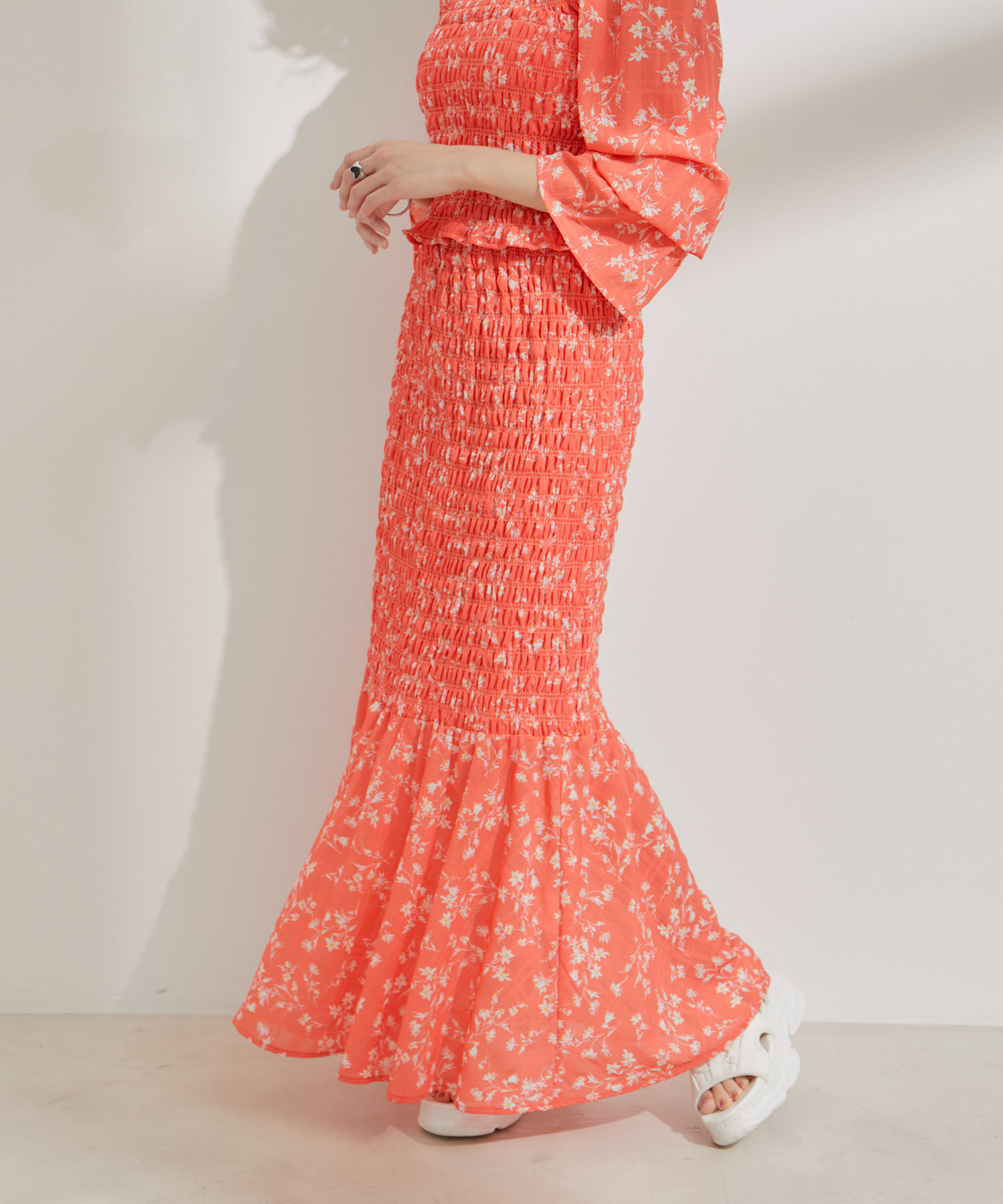 VIS「【セットアップ対応】花柄シャーリングロングスカート」|スカート|