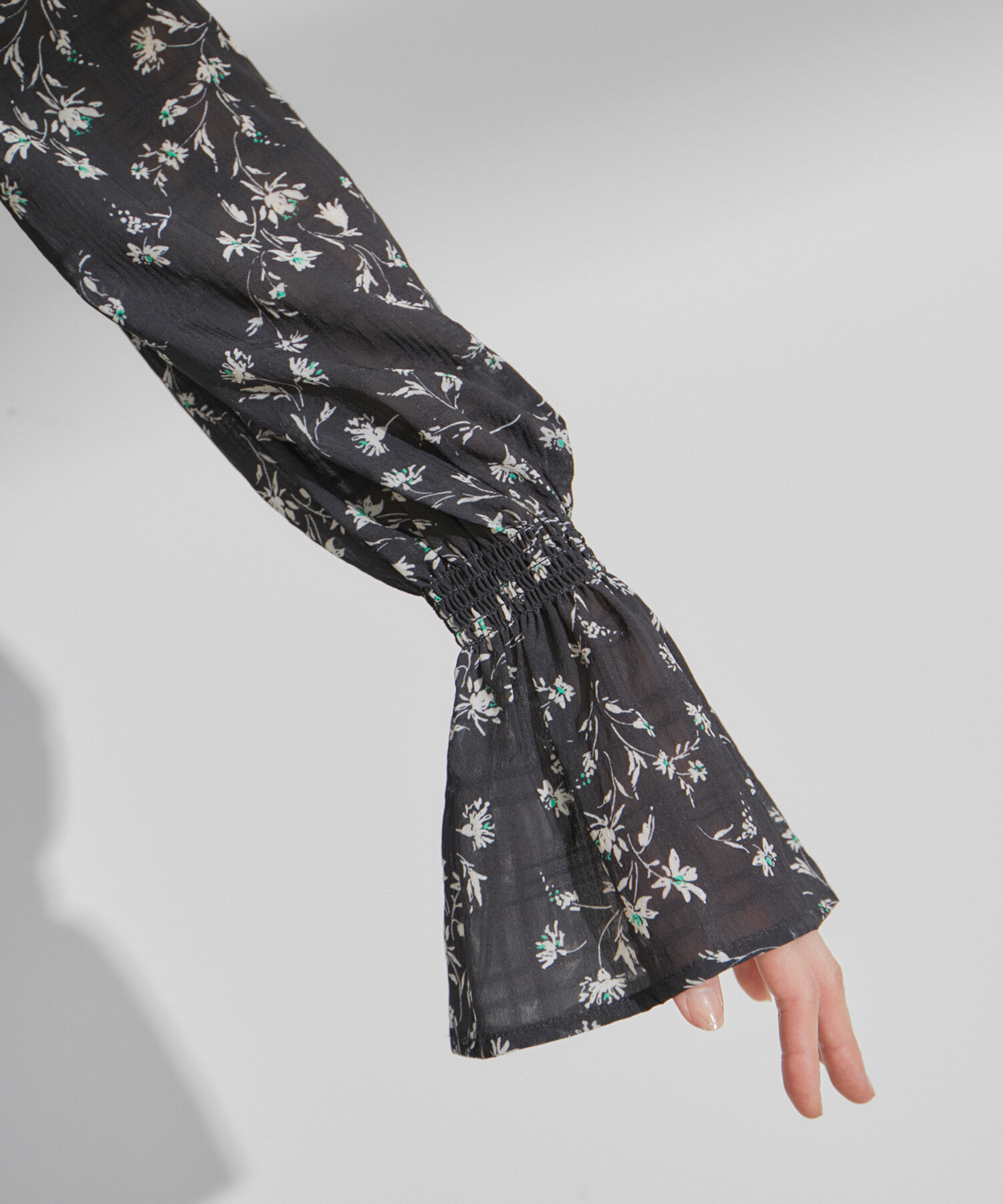 VIS「【セットアップ対応】花柄シャーリングブラウス」|シャツ・ブラウス|