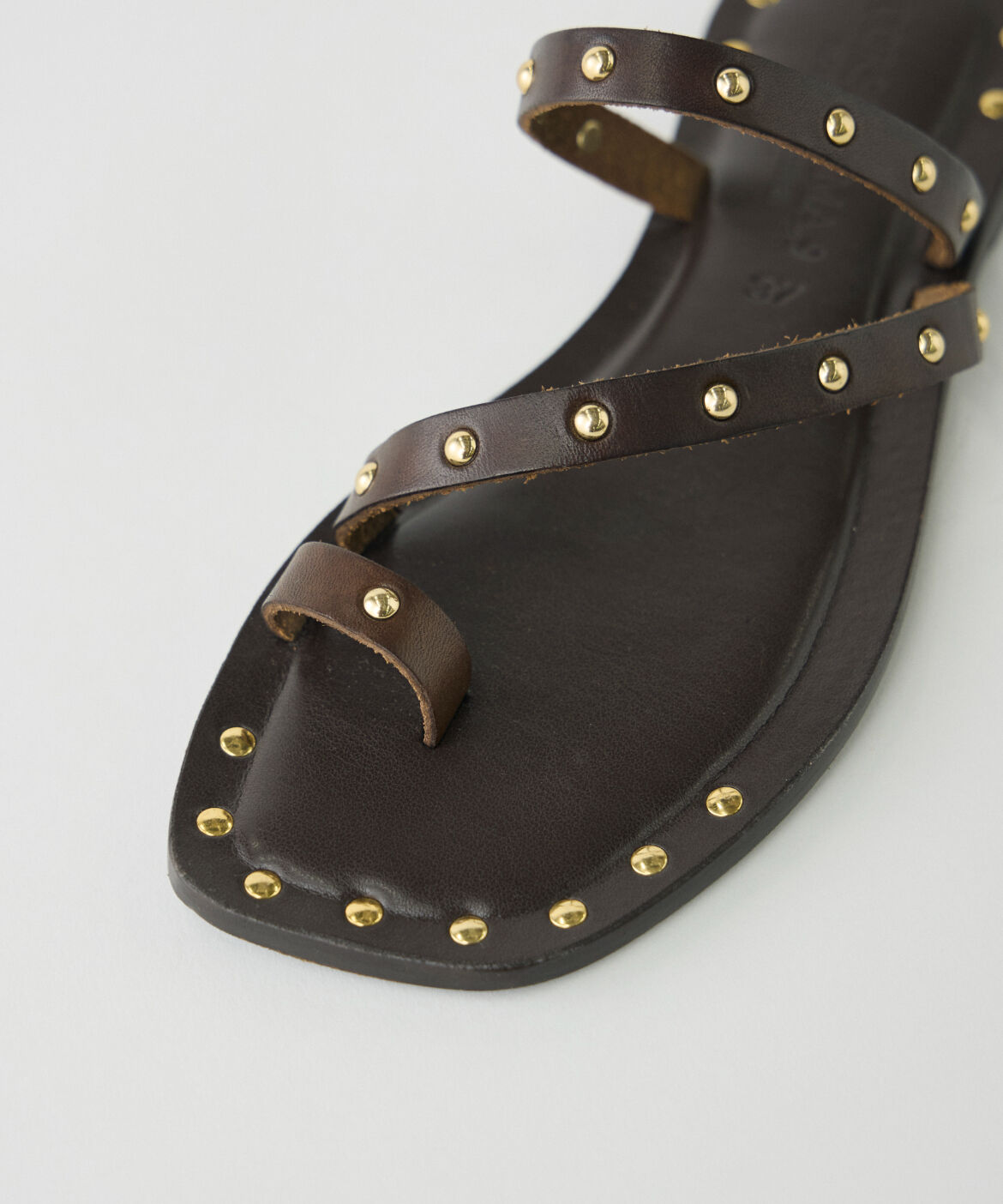INED「スタッズトングサンダル《CORSO ROMA,9》」|サンダル|