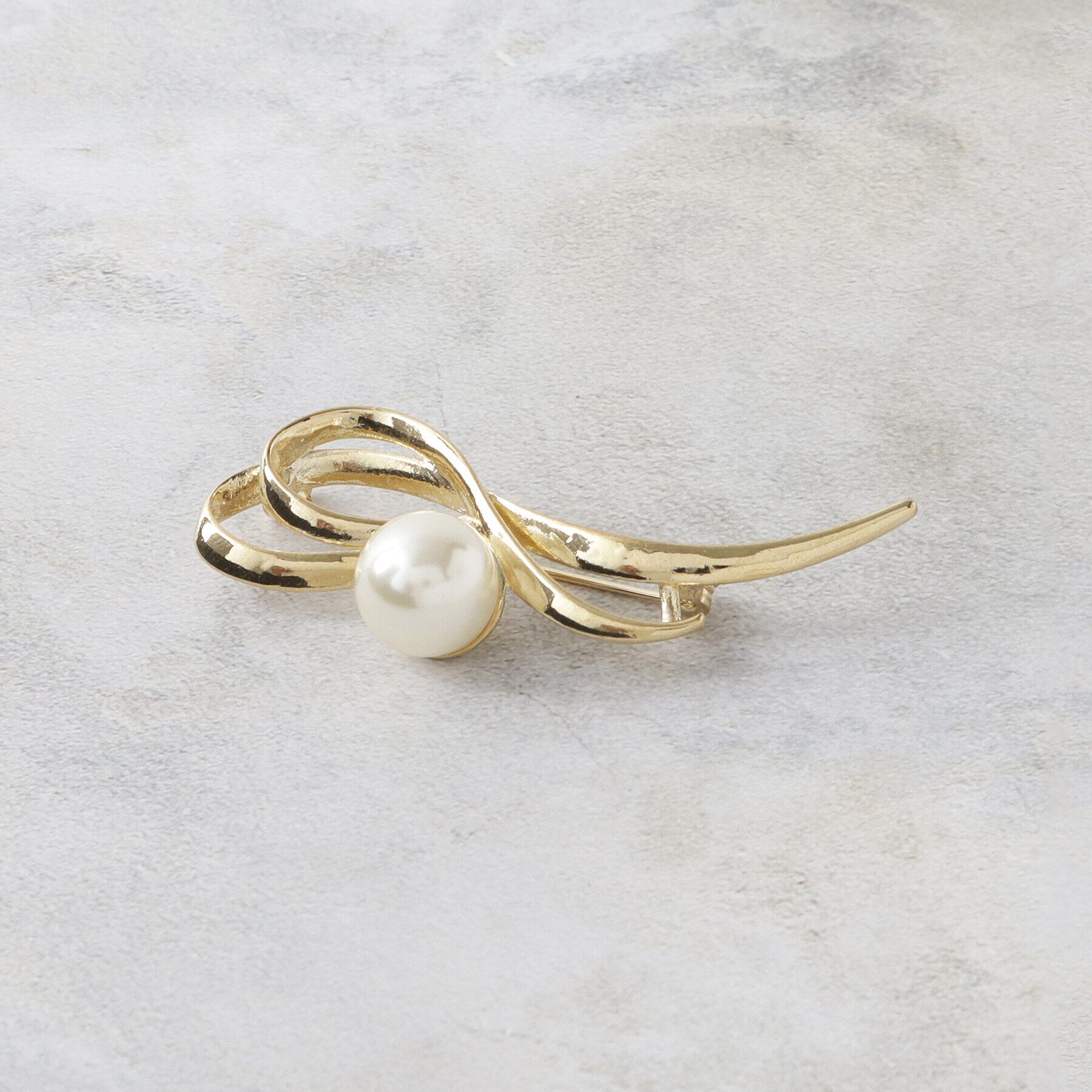 OPAQUE.CLIP「フェイクパール&times;メタルラインブローチ」|ブローチ・コサージュ|ゴールド(007)