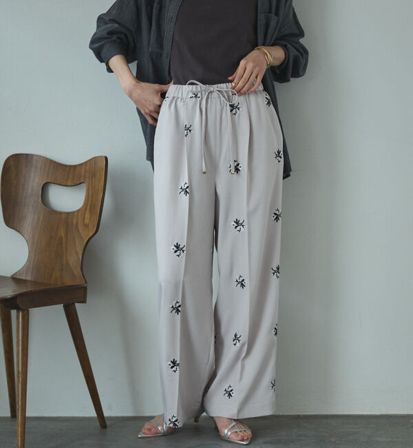 Doux archives「花柄刺繍センタープレスパンツ」|チノ|GREIGE