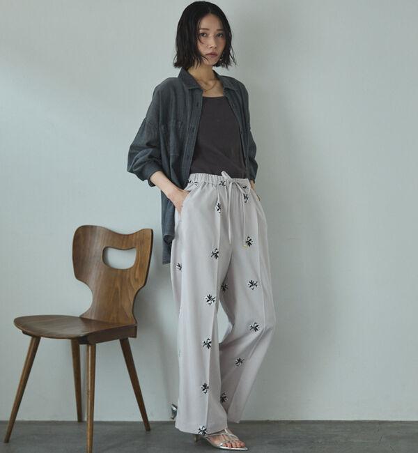 Doux archives「花柄刺繍センタープレスパンツ」|チノ|