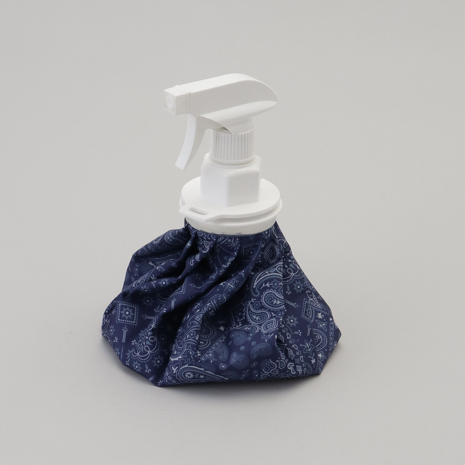 212 KITCHEN STORE「hieru スプレー氷のう ペイズリー ネイビー」|その他|その他