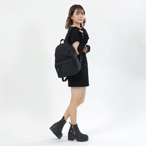 MARY QUANT「オールブラックシンプルロゴ リュック」|リュック|