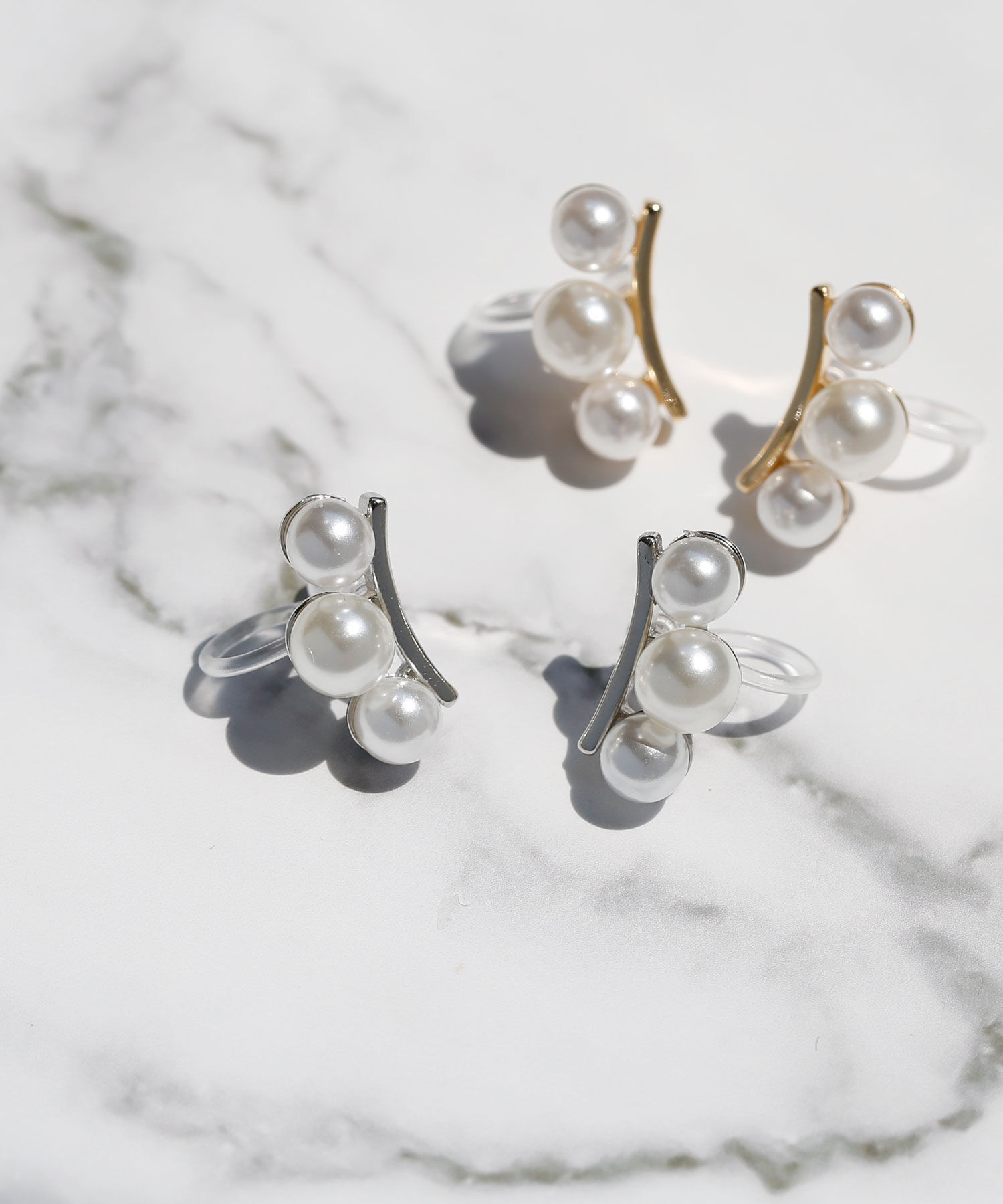 colleca la「ノンホール・3粒パールの樹脂イヤリング」|イヤリング|