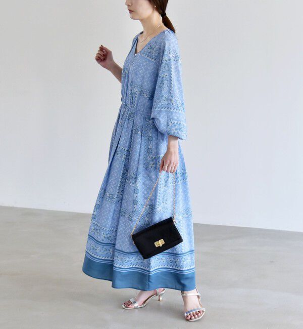 quaranciel「quaranciel:〈洗濯機可能〉フラワー スカーフ プリント Vネック フレア ワンピース」|ワンピース|