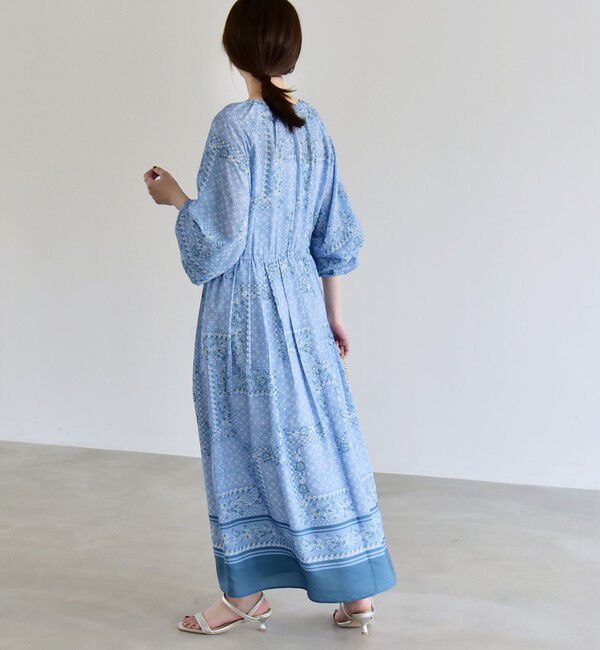 quaranciel「quaranciel:〈洗濯機可能〉フラワー スカーフ プリント Vネック フレア ワンピース」|ワンピース|