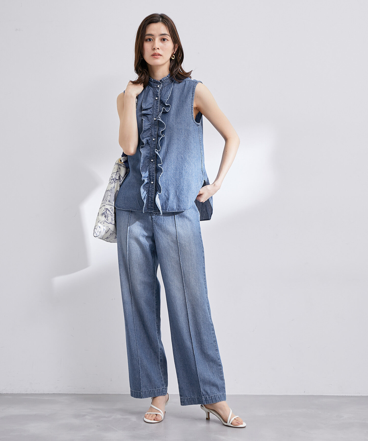 ROPE「【雑誌掲載】【洗える】サステナブルデニムラッフルブラウス/セットアップ対応」|シャツ・ブラウス|