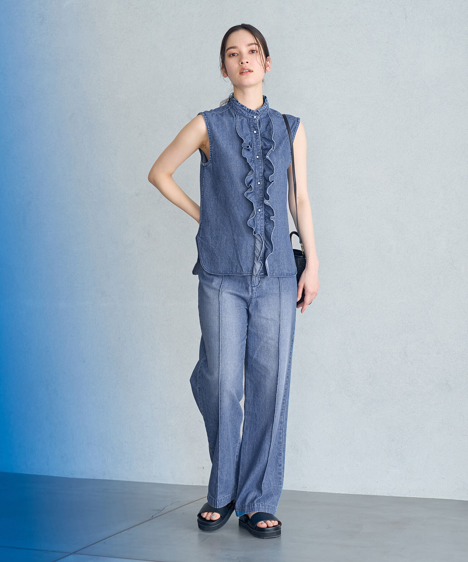 ROPE「【雑誌掲載】【洗える】サステナブルデニムラッフルブラウス/セットアップ対応」|シャツ・ブラウス|