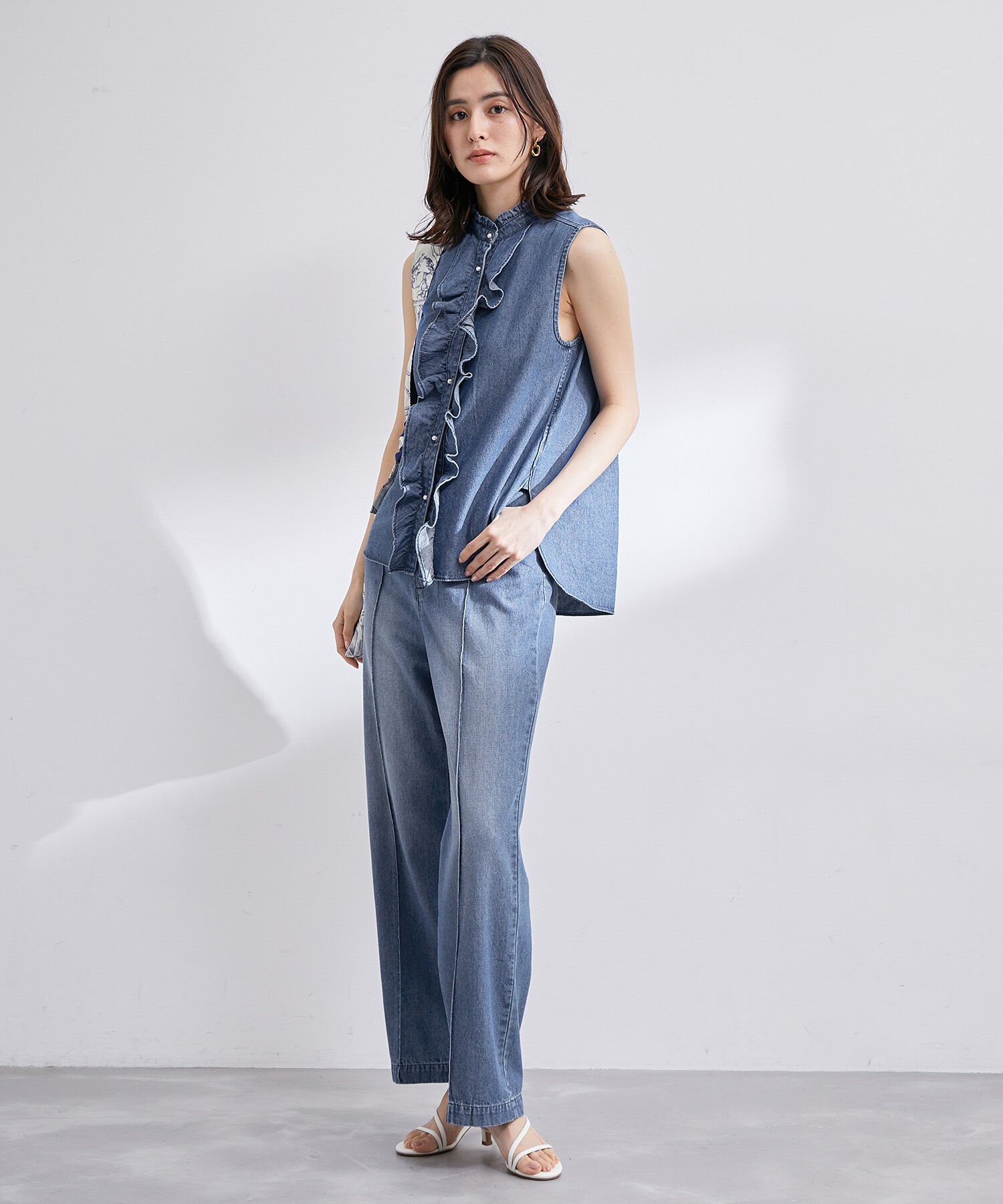 ROPE「【雑誌掲載】【洗える】サステナブルデニムラッフルブラウス/セットアップ対応」|シャツ・ブラウス|