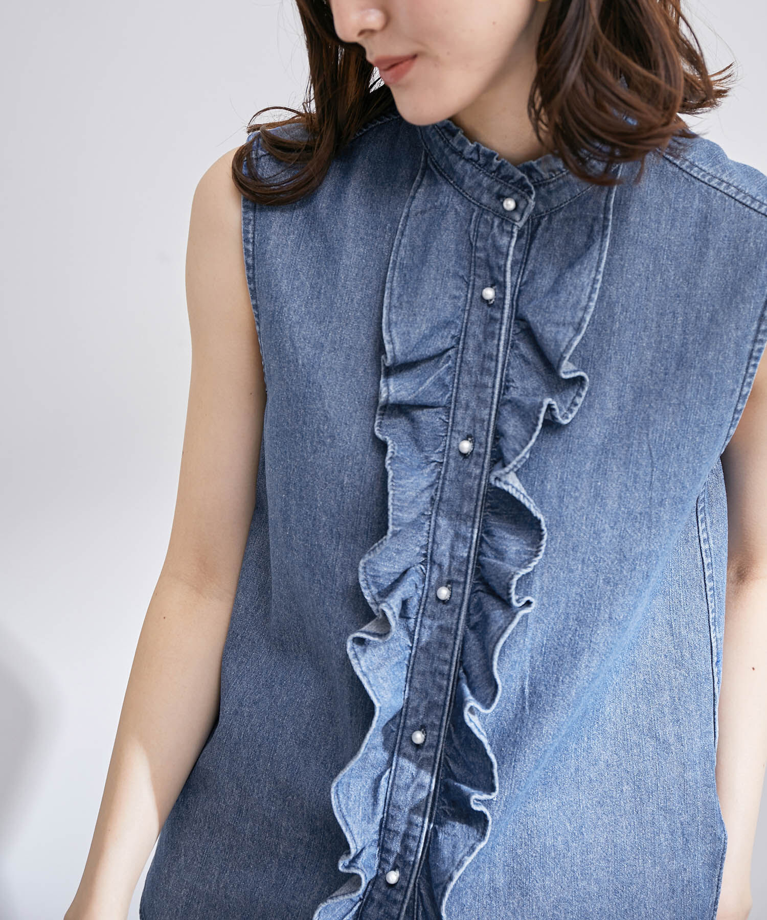 ROPE「【雑誌掲載】【洗える】サステナブルデニムラッフルブラウス/セットアップ対応」|シャツ・ブラウス|