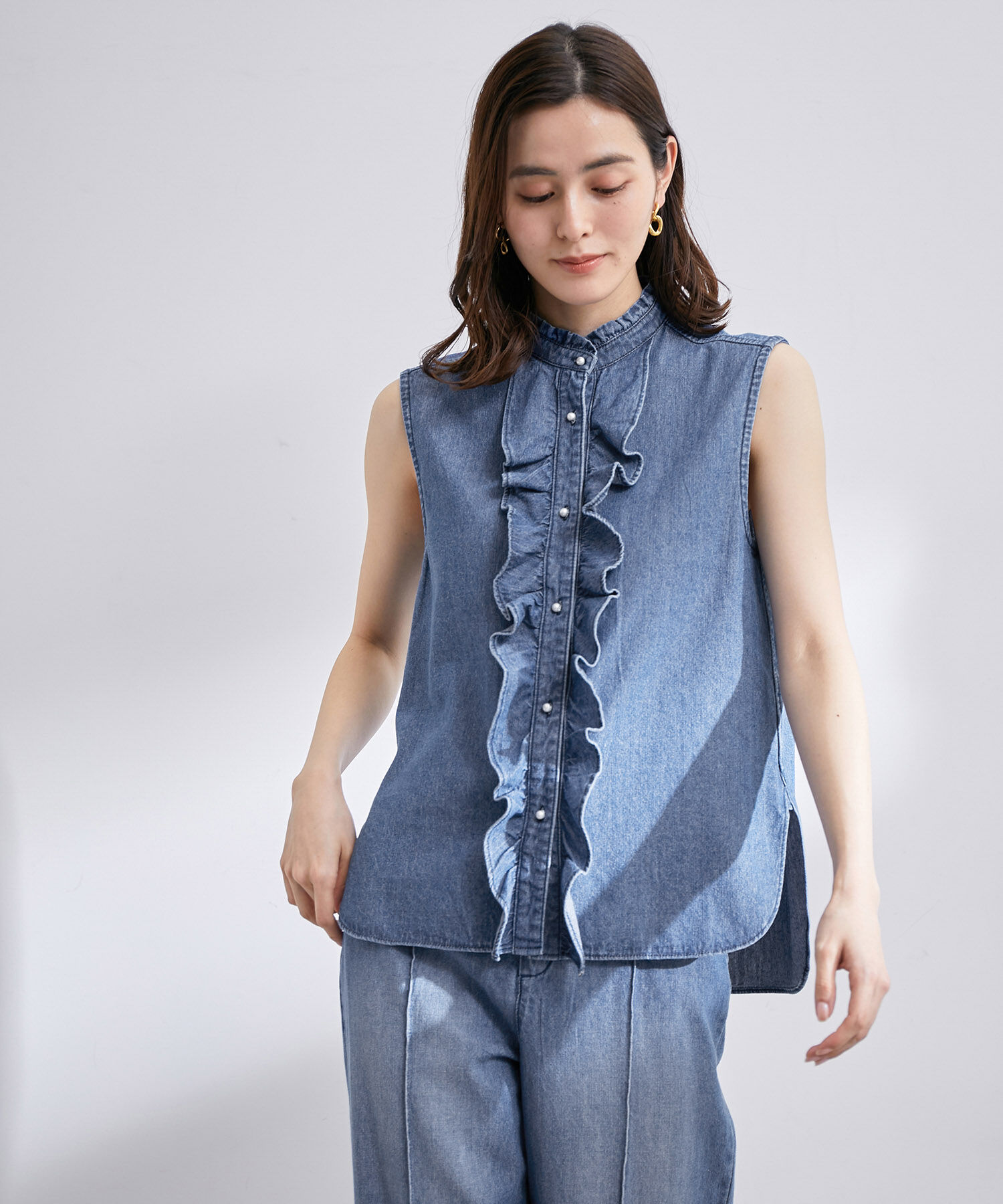 ROPE「【雑誌掲載】【洗える】サステナブルデニムラッフルブラウス/セットアップ対応」|シャツ・ブラウス|