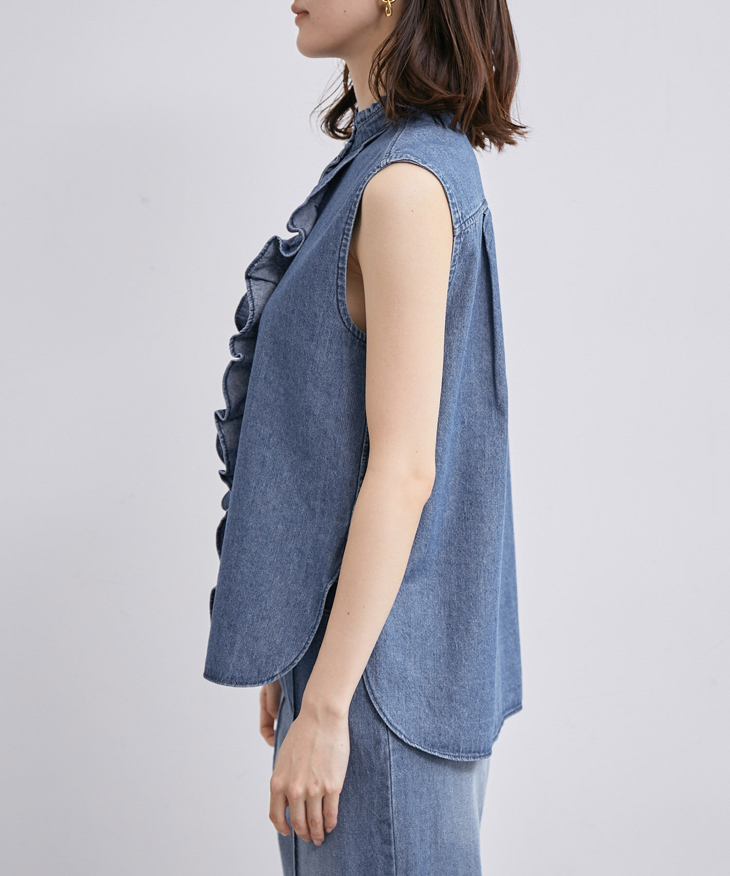 ROPE「【雑誌掲載】【洗える】サステナブルデニムラッフルブラウス/セットアップ対応」|シャツ・ブラウス|