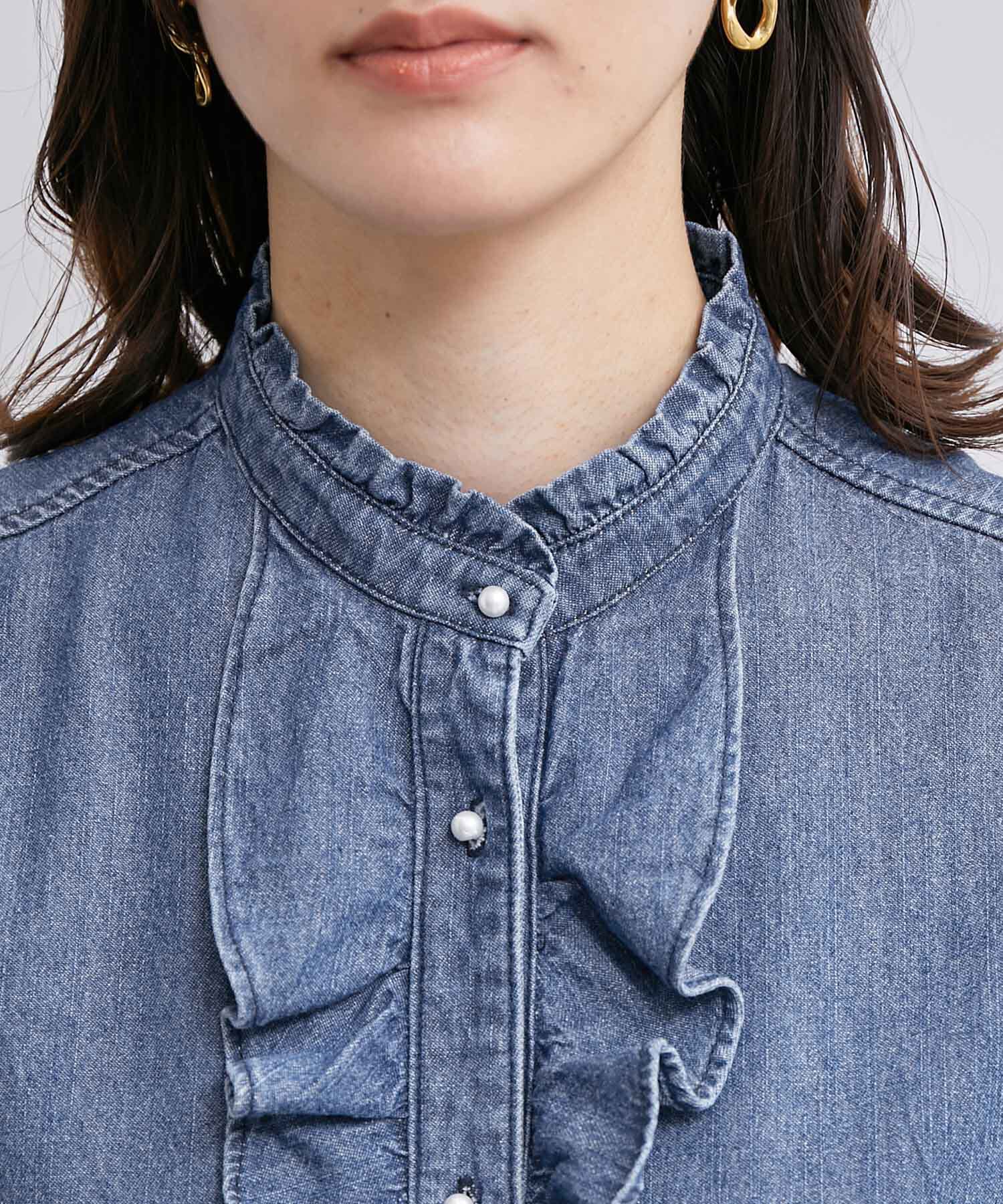 ROPE「【雑誌掲載】【洗える】サステナブルデニムラッフルブラウス/セットアップ対応」|シャツ・ブラウス|