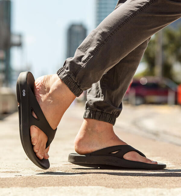  「OOFOS | OOriginal Black MEN」|サンダル|