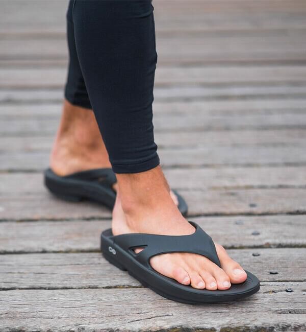  「OOFOS | OOriginal Black MEN」|サンダル|