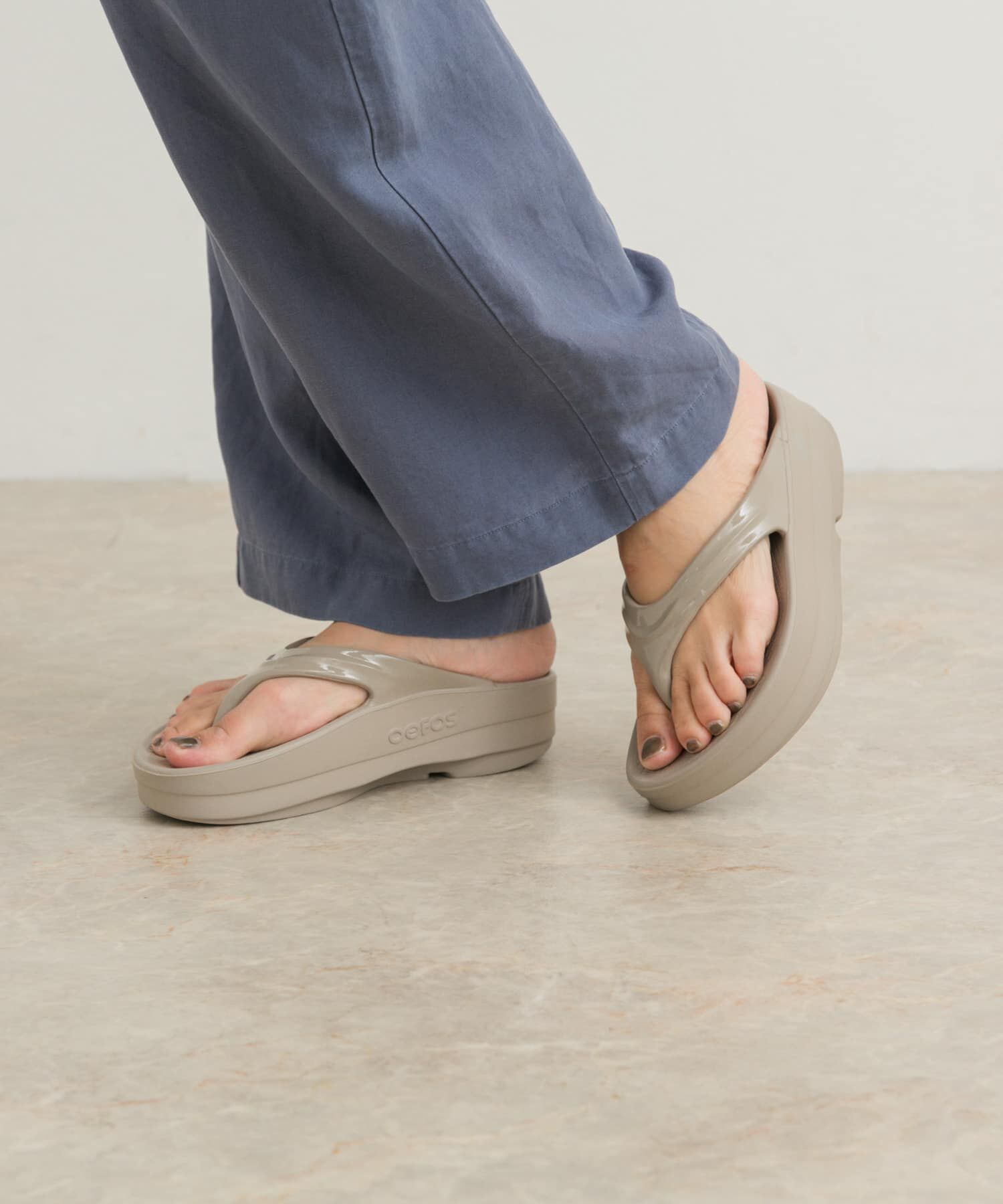 URBAN RESEARCH DOORS「OOFOS　OOmega」|サンダル|