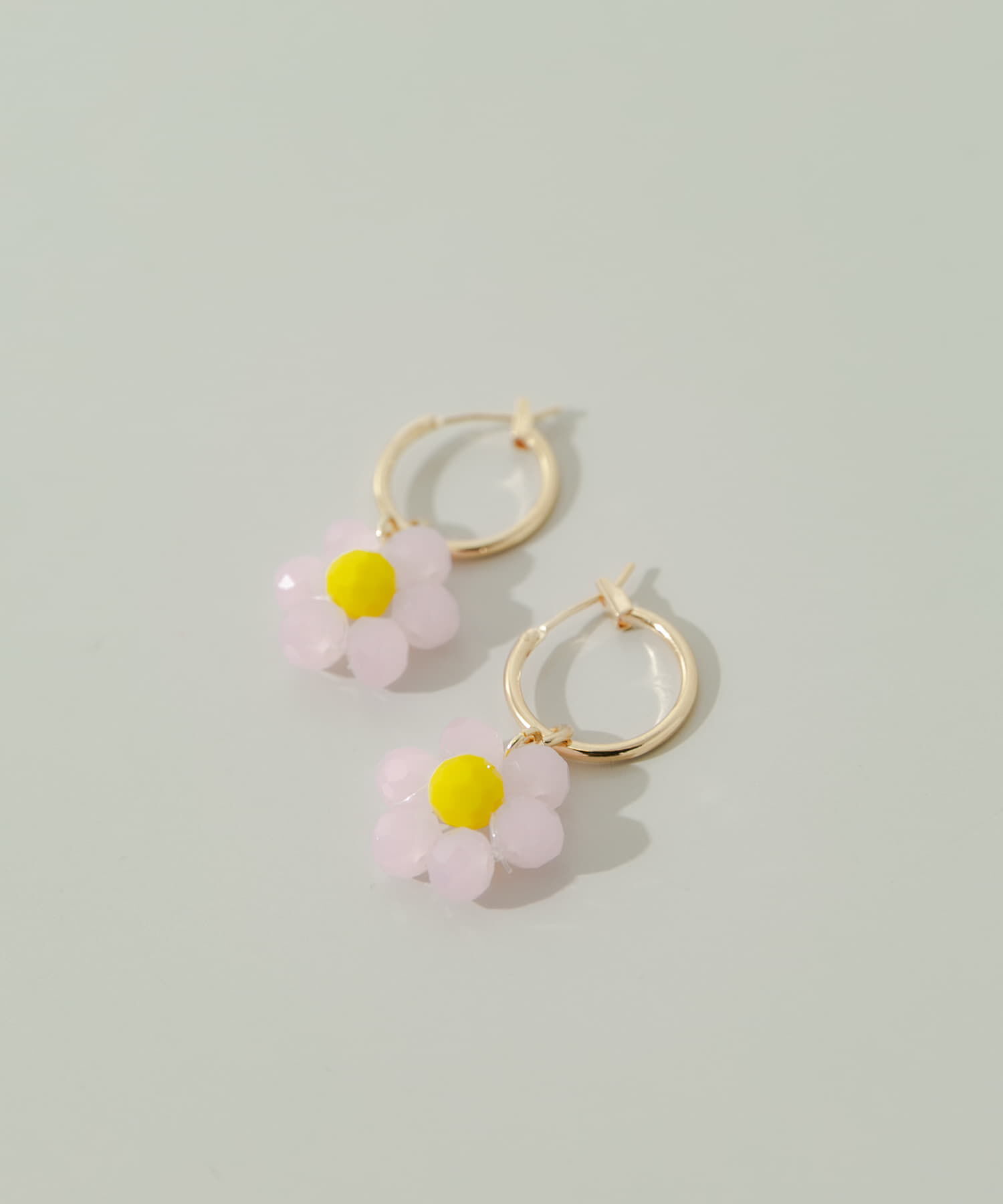 SMELLY「フラワービーズフープピアス」|ピアス|ピンク系その他