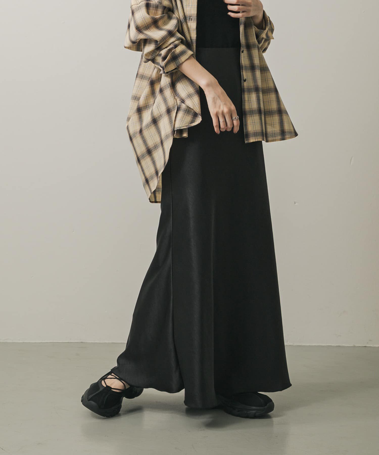 SENSE OF PLACE by URBAN RESEARCH「『一部WEB限定カラー』ナローサテンスカート」|スカート|ブラック