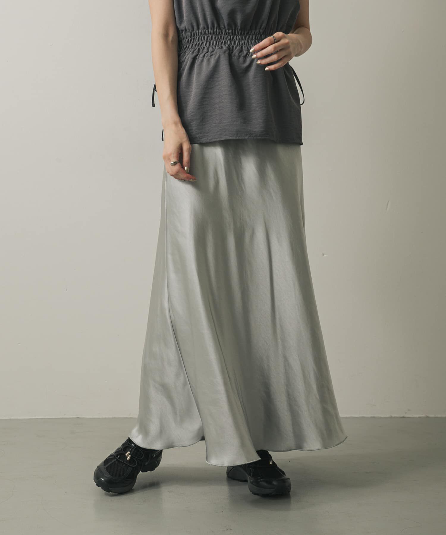 SENSE OF PLACE by URBAN RESEARCH「『一部WEB限定カラー』ナローサテンスカート」|スカート|シルバー