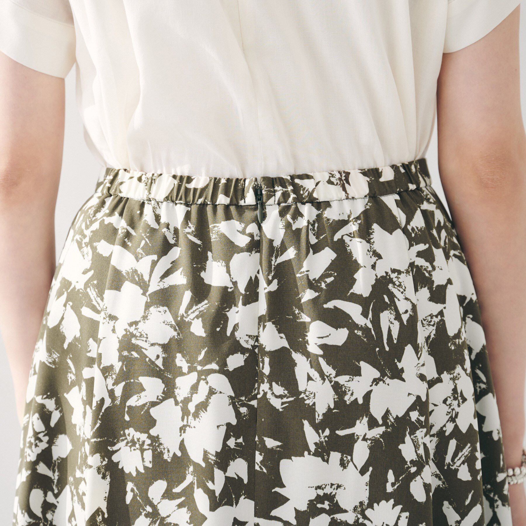 UNTITLED「【セットアップ可/後ろウエストゴム】モザイクフラワー柄スカート」|スカート|