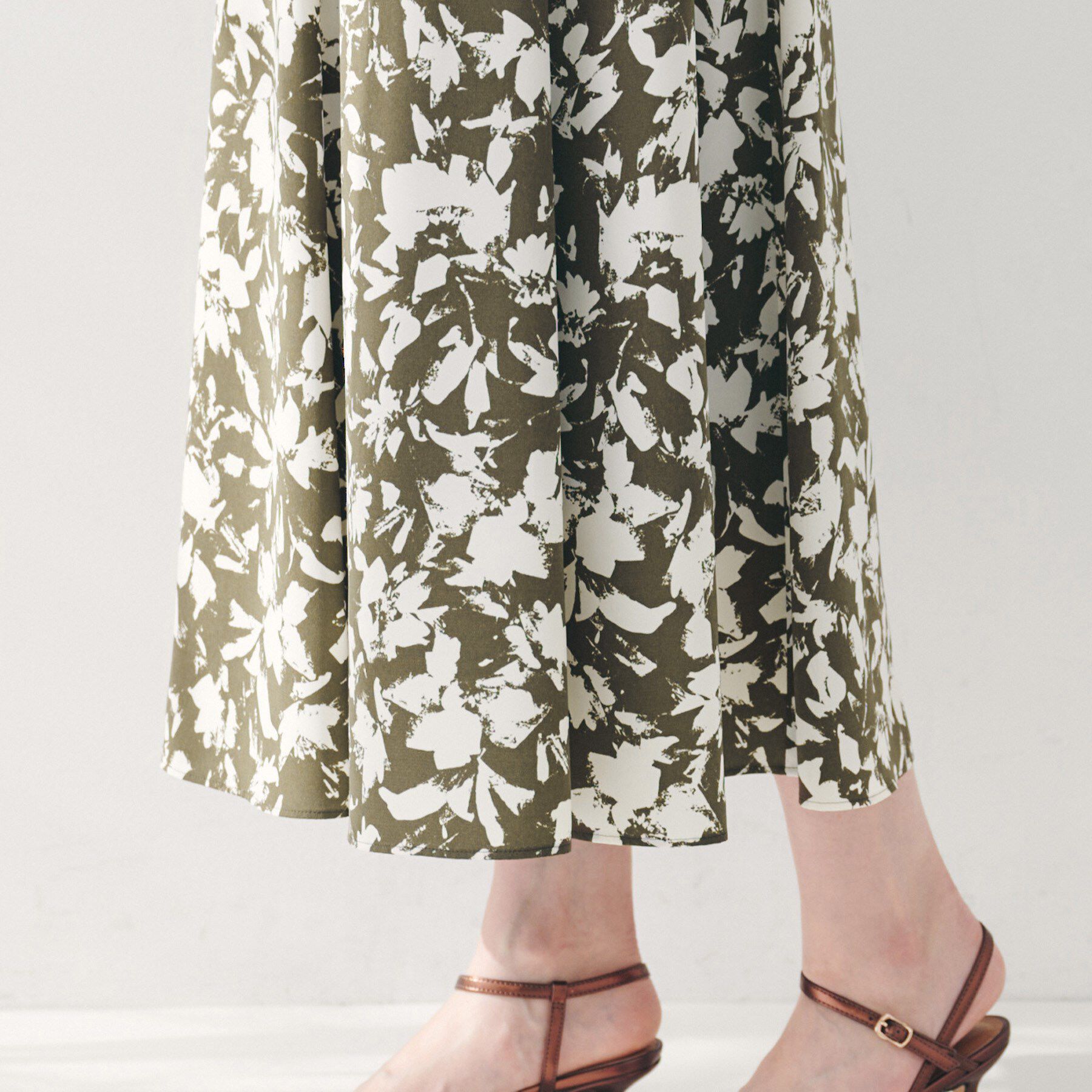 UNTITLED「【セットアップ可/後ろウエストゴム】モザイクフラワー柄スカート」|スカート|