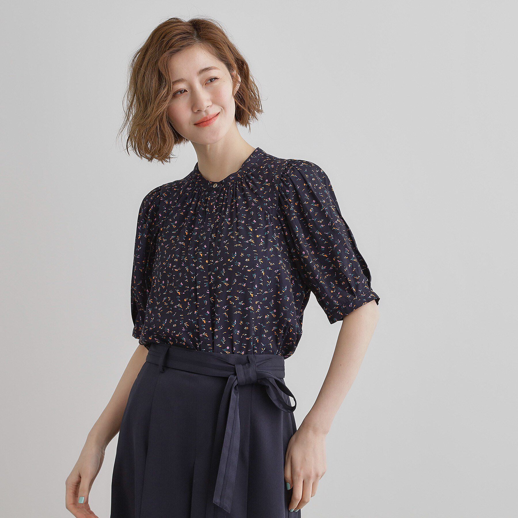 grove「【洗える】ヴィンテージサテンウイングスリーブブラウス」|シャツ・ブラウス|ネイビーベースフラワ