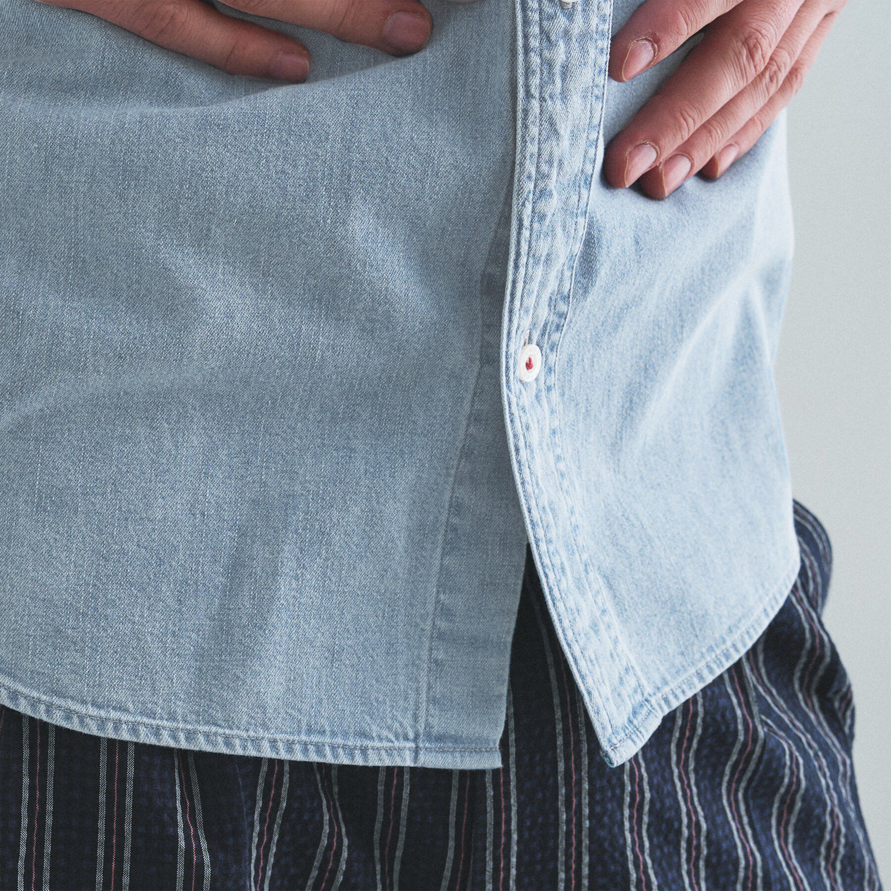 TAKEO KIKUCHI「【BOWLER HAT LABEL】Tエンブレム デニムシャツ」|シャツ・ブラウス|