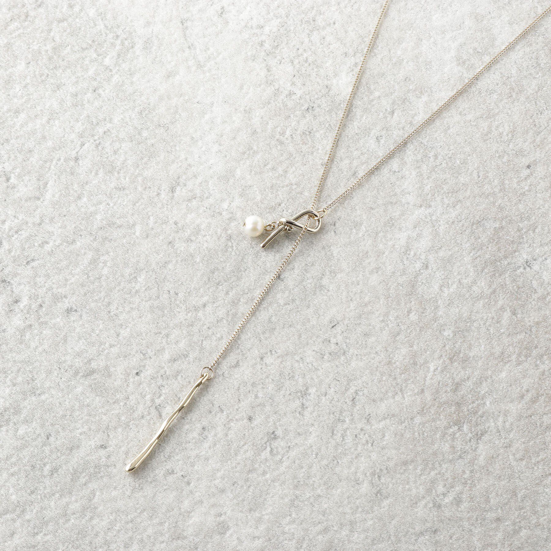 OPAQUE.CLIP「変型メタル&times;フェイクパールY字ネックレス」|ネックレス|