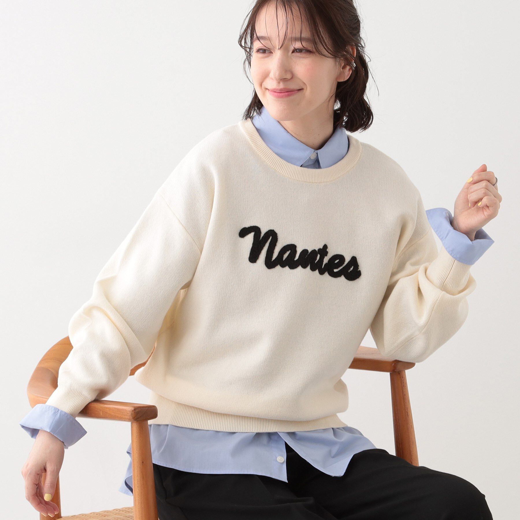 SHOO･LA･RUE「【洗える/S-LL/ちくちくしにくい】大人のための ロゴ入りスウェットライクニット」|ニット・セーター|アイボリー(004)