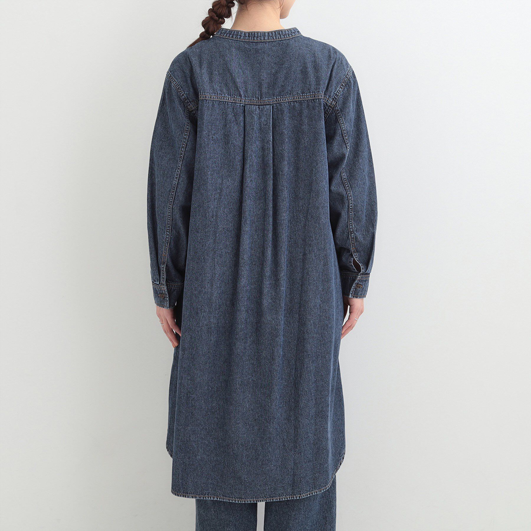 SHOO･LA･RUE「【ライトオンスデニム/S-LL】体型カバーにも 首元すっきり ロングデニムシャツワンピース」|ワンピース|