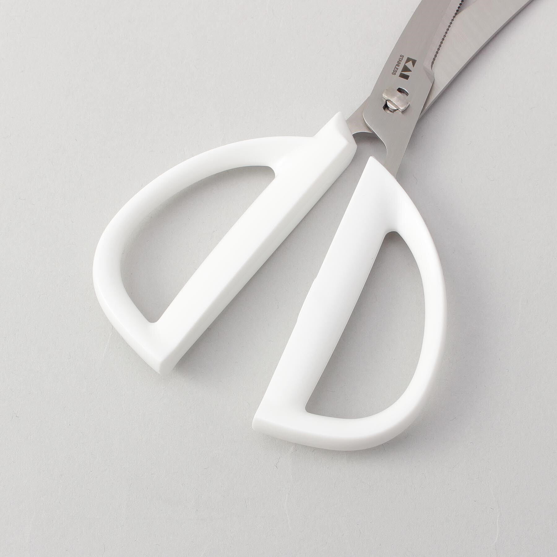 212 KITCHEN STORE「KK カーブキッチンバサミ（キャップ付き）WH」|食器・キッチングッズ|