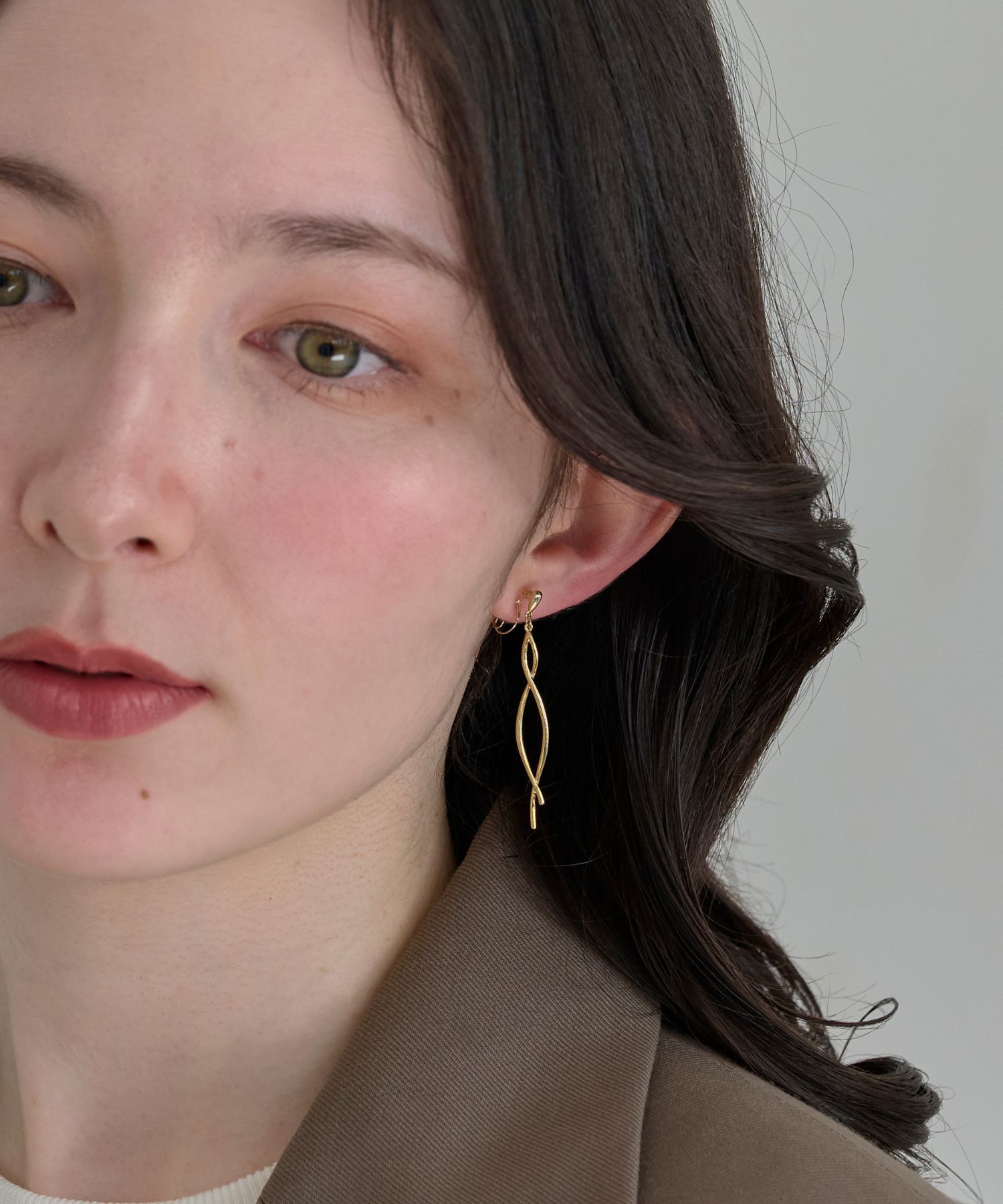 Phoebe「【金属アレルギー対応】【痛くないシリーズ】スウィングクリスタルループフィットイヤリング　ゴールド」|イヤリング|