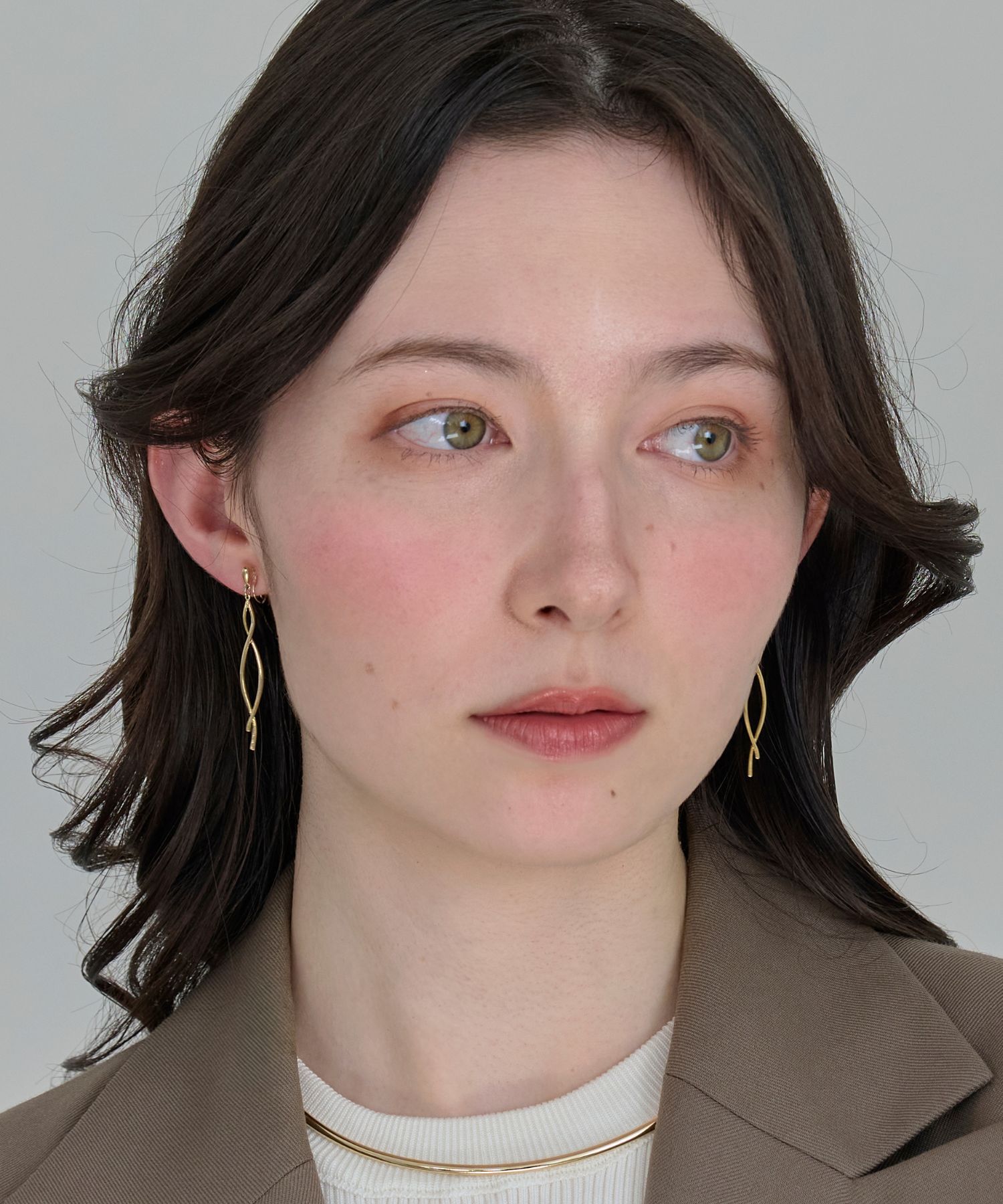 Phoebe「【金属アレルギー対応】【痛くないシリーズ】スウィングクリスタルループフィットイヤリング　ゴールド」|イヤリング|