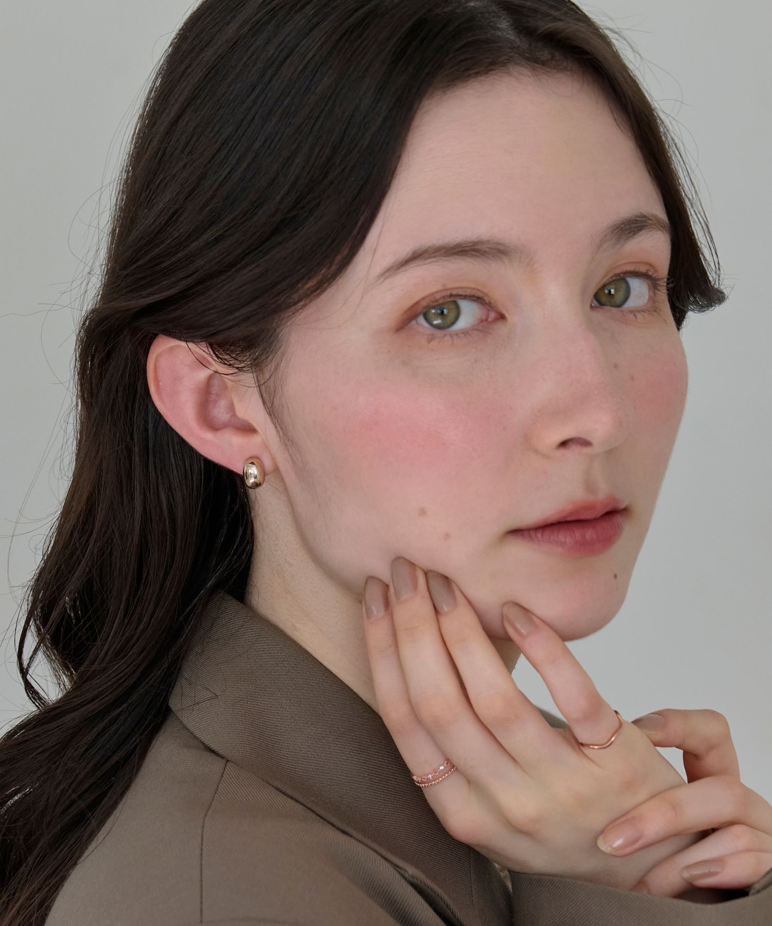 Phoebe「【金属アレルギー対応】オーバルフープスナップイヤリング　シャンパンゴールド」|イヤリング|