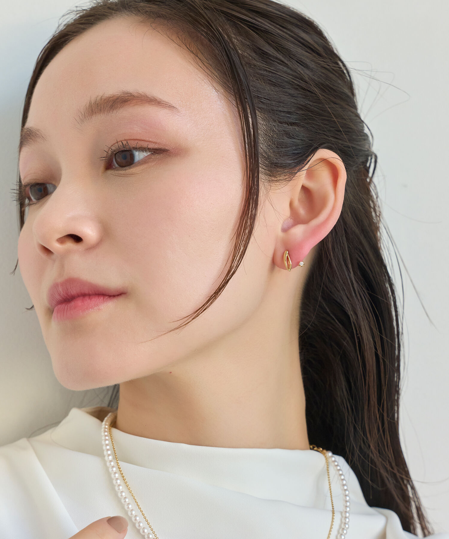 Phoebe「【痛くないシリーズ】リーフビジューフロートライトフィットイヤリング　ゴールド」|イヤリング|