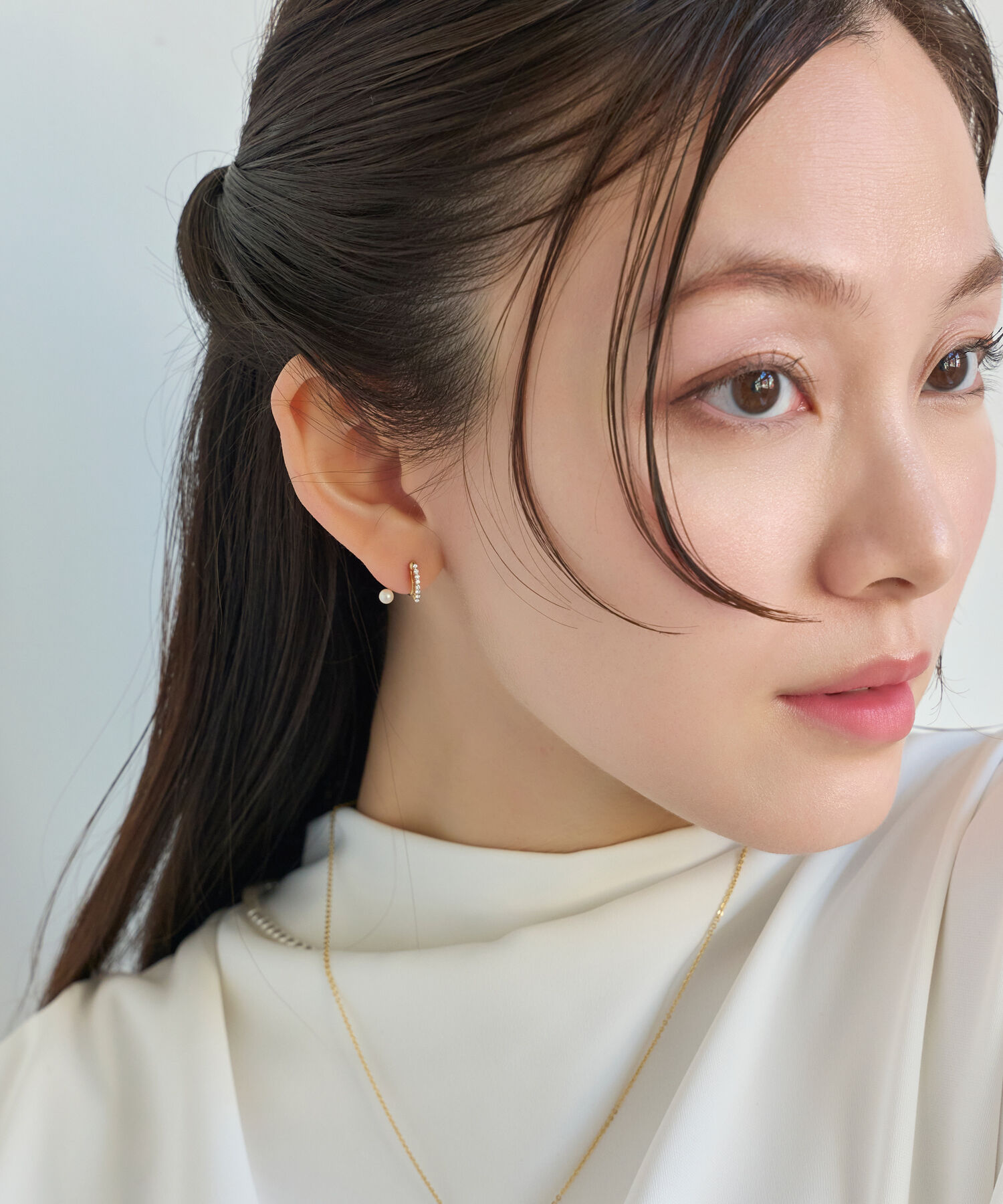 Phoebe「【痛くないシリーズ】ラインストーンパールフロートライトフィットイヤリング　ゴールド」|イヤリング|