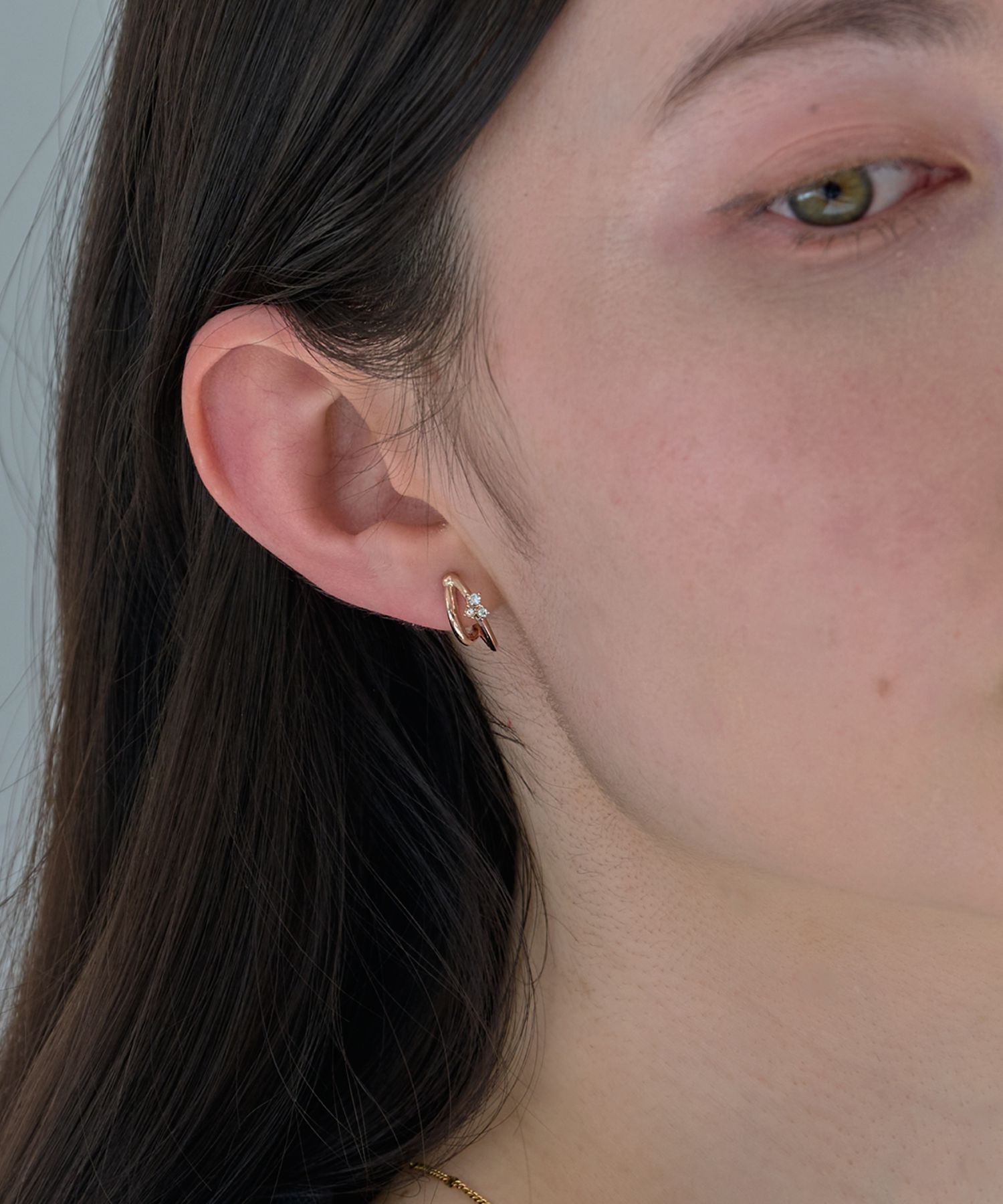 Phoebe「【痛くないシリーズ/アレルギー対応】シャイニーダブルフープライトフィットイヤリング　シャンパン」|イヤリング|