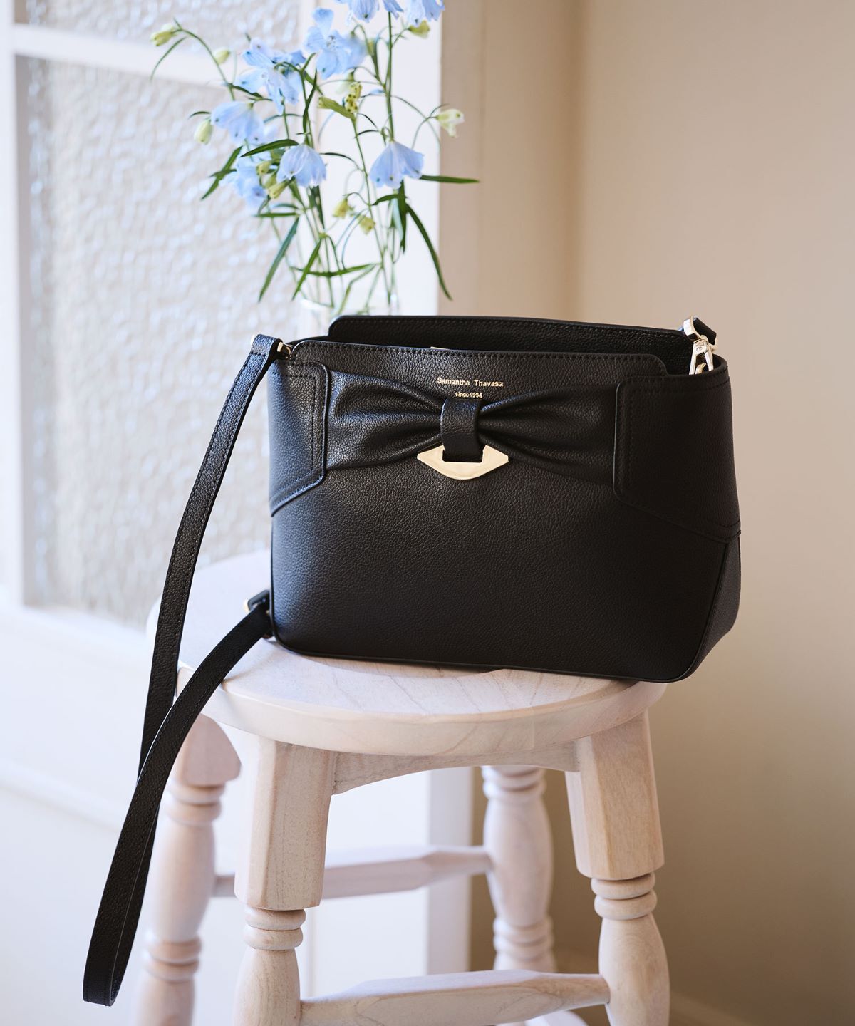 Samantha Thavasa「リボンモチーフ スプリットレザーショルダーバッグ」|ショルダー・メッセンジャー|ブラック