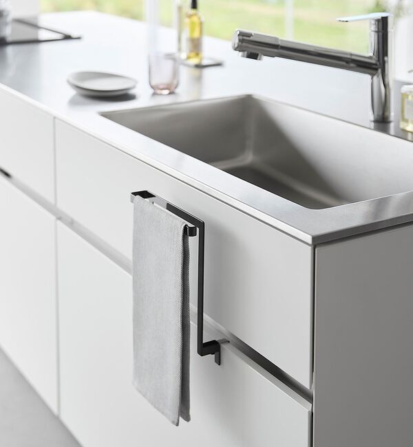 collex「【tower】シンク下収納扉タオルハンガー 高さ20.5㎝」|食器・キッチングッズ|ブラック